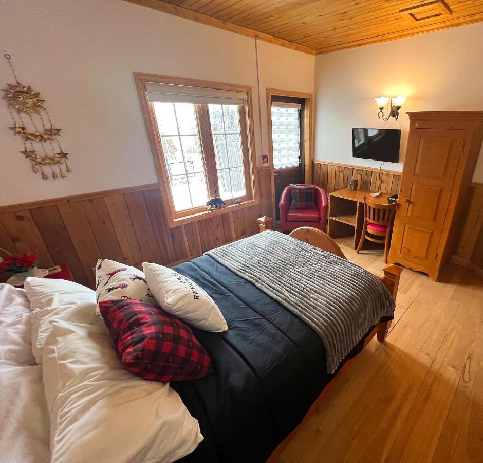 Auberge au Poste de Traite Sainte-Famille Extérieur photo